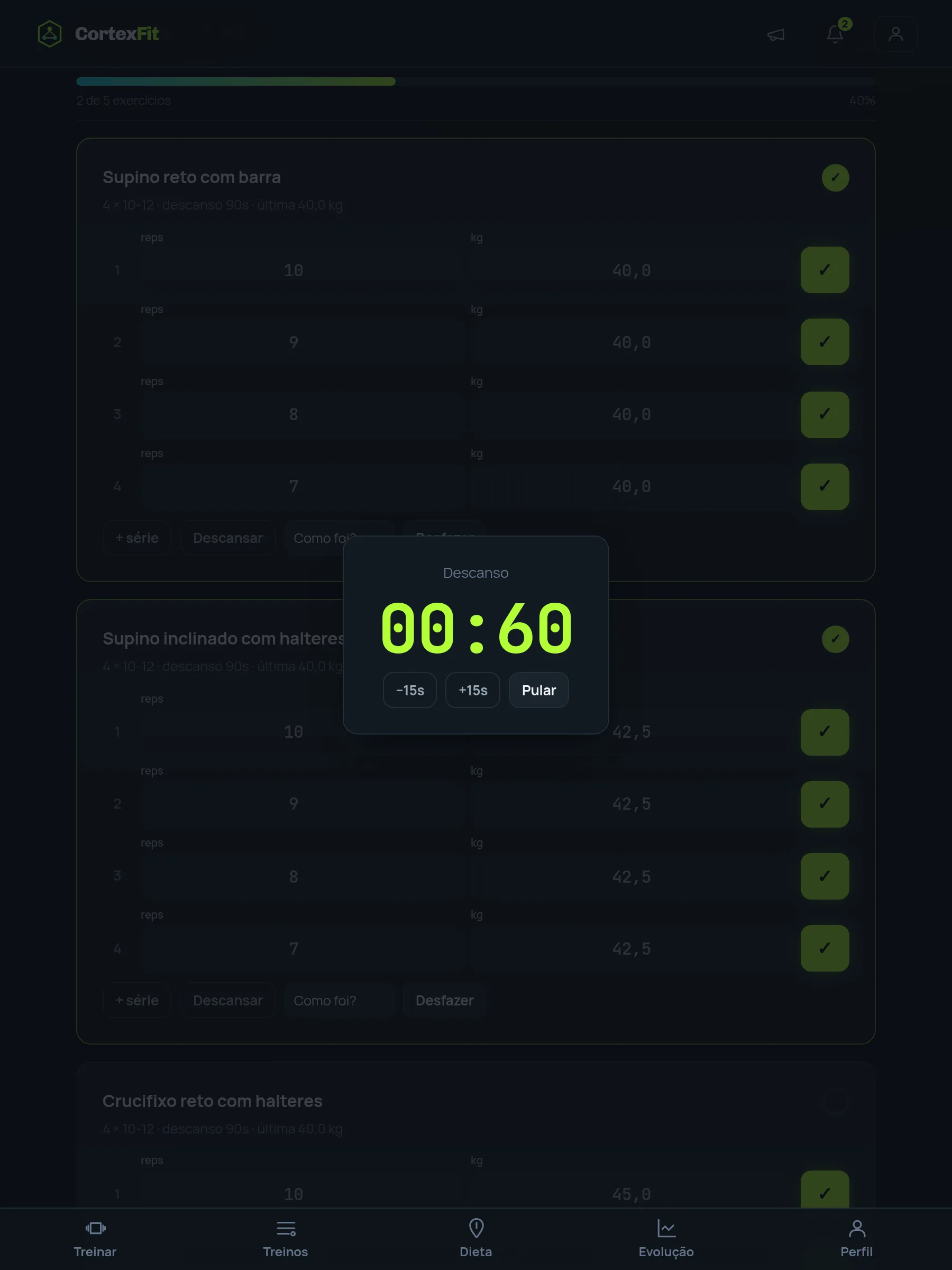 Tela de execução de treino no celular: séries marcadas, carga e repetições de cada exercício, e o cronômetro de descanso entre séries.